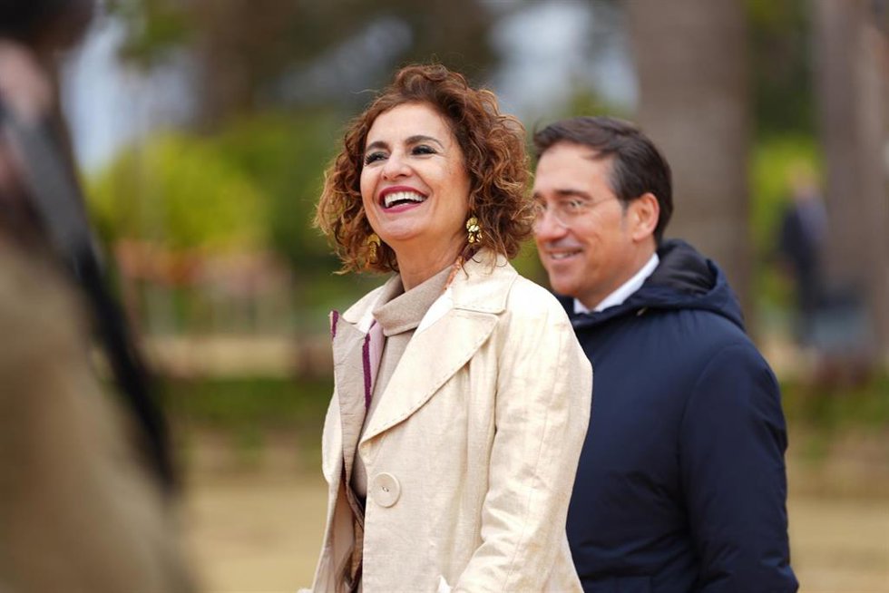 La vicepresidenta primera y ministra de Hacienda, María Jesús Montero, junto al ministro de Asuntos Exteriores, Unión Europea y Cooperación, José Manuel Albares, a su llegada a la celebración de la Cumbre Hispano-Portuguesa en la provincia de Huelva.