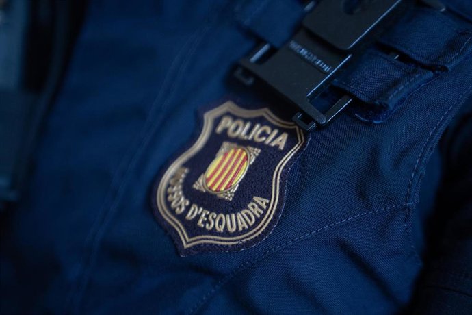 Archivo - Escudo de los Mossos d'Esquadra durante el dispositivo de Mossos