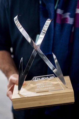 Entrega del Premio Lexus al mejor estand de ARCO 2026 a Proyectos Ultravioleta, a 5 de marzo de 2026, en Madrid (España). Lexus, partner oficial de ARCOmadrid, otorga anualmente el Premio al Mejor Stand y Contenido Artístico para reconocer la excelencia c