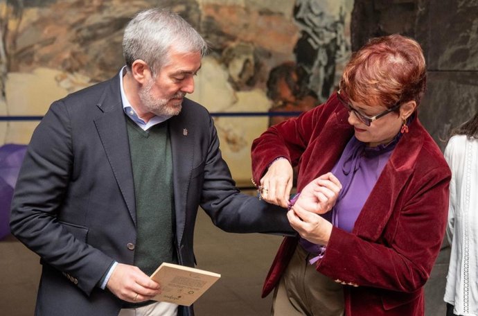 El presidente de Canarias, Fernando Clavijo, junto a la consejera de Bienestar Social, Candelaria Delgado, en el acto institucional con motivo del 8M