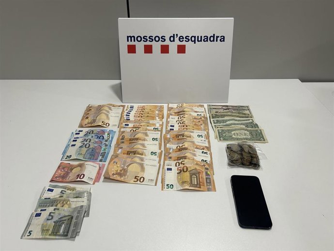 Dinero y teléfono móvil recuperado