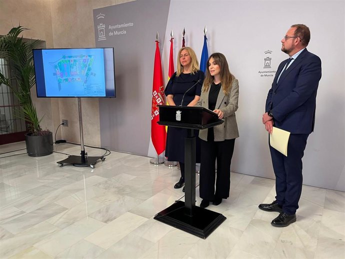 La vicealcaldesa y portavoz del equipo de Gobierno, Rebeca Pérez, acompañada de los ediles Mercedes Bernabé y Pepe Guillén