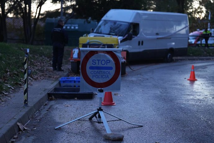 Archivo - Control policial para limitar el acceso a la zona, a 1 de diciembre de 2025, en Barcelona