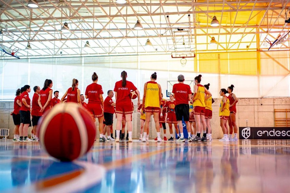 Archivo - La selección española femenina de baloncesto durante un entrenamiento 