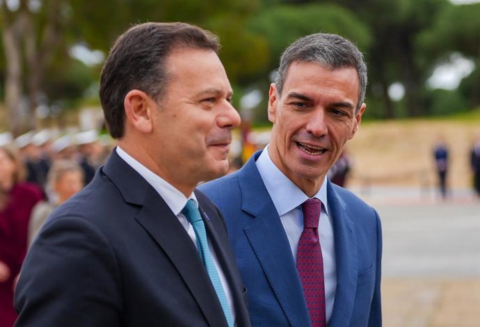 O presidente do Governo, Pedro Sánchez (à direita), junto com o primeiro-ministro da República Portuguesa, Luís Montenegro (à esquerda), cumprimentam as delegações espanhola e portuguesa durante os atos da XXXVI Cúpula Hispano-Portuguesa. Em 6 de março de