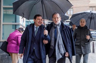 El expresidente del Gobierno Mariano Rajoy acompaña al presidente de la Junta de Castilla y León y candidato del PP a la reelección, Alfonso Fernández Mañueco, en Segovia.