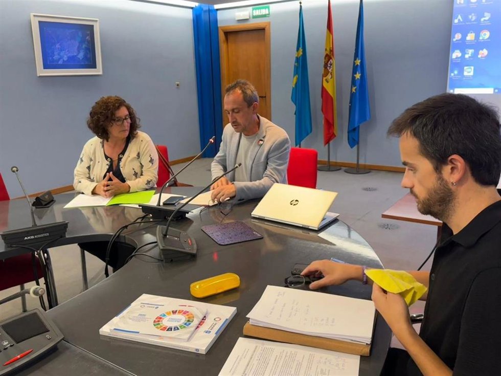El consejero de Ordenación del territorio, Ovidio Zapico, junto a la viceconsejera de Derechos Ciudadanos, Beatriz González Prieto, y el director general de Agenda 2030, Juan Ponte.