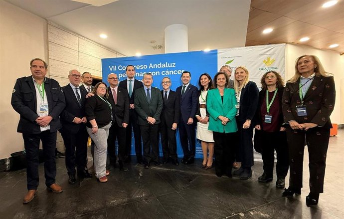 El subdelegado del Gobierno en Jaén, Manuel Fernández (5i), en la inuaguración del congreso.