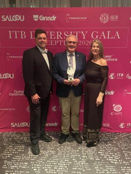 Daniel Solana Basquetour Turismoaren Euskal Agentziako zuzendari nagusia sariarekin