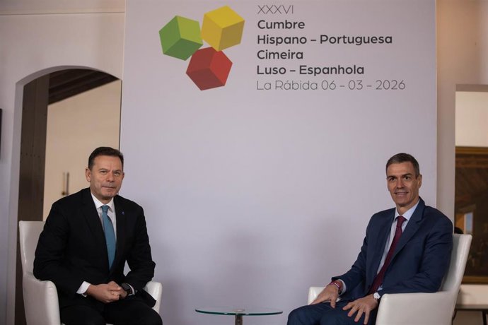 El presidente del Gobierno, Pedro Sánchez (d), mantiene un encuentro con el primer ministro de la República Portuguesa, Luís Montenegro (i), en la sala Capitular del Monasterio. A 6 de marzo de 2026 en Palos de la Frontera, Huelva (Andalucía, España). 