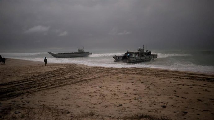 Unidades anfibias de la Armada durante un ejercicio en la playa del campo de adiestramiento Sierra del Retín.