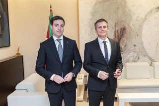 El lehendakari, Imanol Pradales, y el Ararteko, Mikel Mancisidor