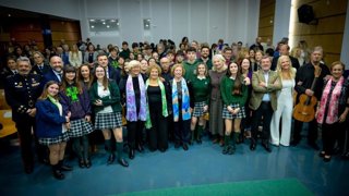 La delegada de la Junta de Andalucía en la provincia de Cádiz, Mercedes Colombo, junto a participantes este viernes del acto institucional del Día Internacional de la Mujer.