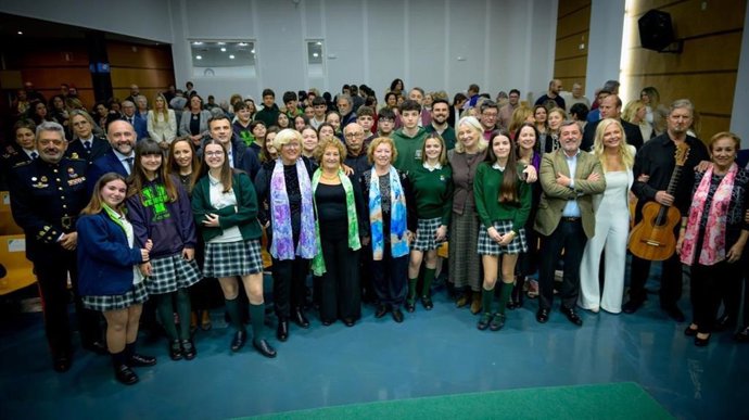 La delegada de la Junta de Andalucía en la provincia de Cádiz, Mercedes Colombo, junto a participantes este viernes del acto institucional del Día Internacional de la Mujer.