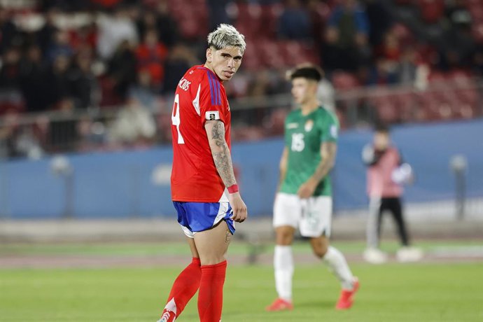 Archivo - Futbol, Chile vs Bolivia. Primera rueda, clasificatorias al Mundial 2026. El jugador de la seleccion chilena Carlos Palacios, izquierda, se lamenta tras desperdiciar una ocasion de marcar un gol contra Bolivia durante el partido de la primera ru