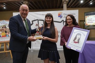 La 'Supersegoviana', Lidia Merenciano, recibe el nombramiento del presidente De Vicente y la diputada de Igualdad, Pilar Martín.