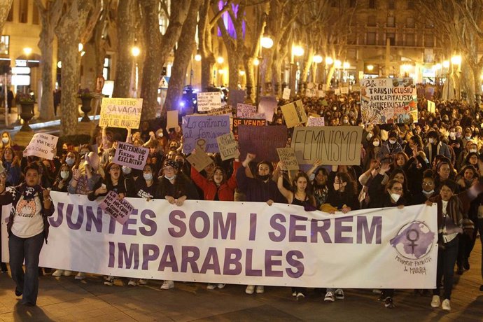 Archivo - Un grupo de personas en una manifestación por el 8M 