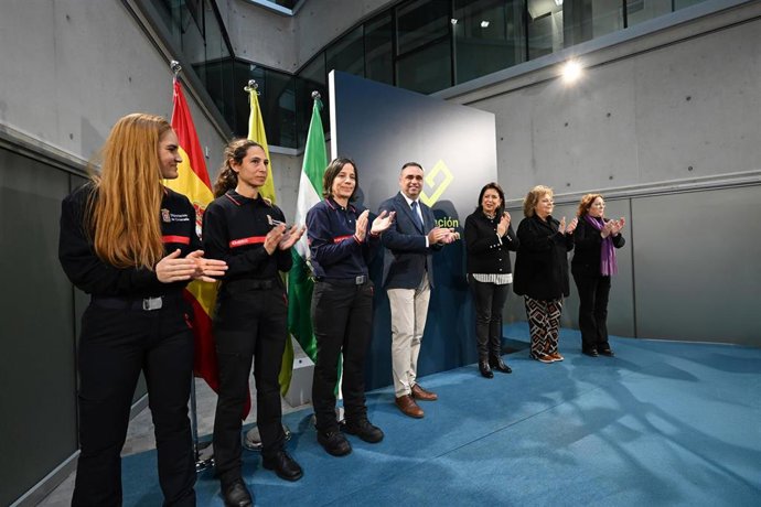 Bomberas de la Diputación de Granada, frente al presidente de la institución, Francis Rodríguez, en el acto con motivo del 8M, junto con la diputada de Igualdad, María Carmen Reinoso, y las portavoces de PSOE e IU, Fátima Gómez y María Carmen Pérez.