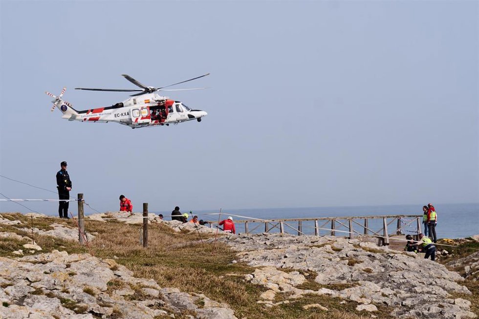 Equipos de rescate y servicios de emergencias trabajando en el accidente de El Bocal