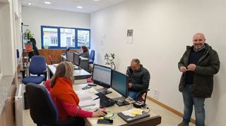 El director general Marcos da Rocha en su visita a las instalaciones de la oficina para el medio rural en el concejo de Vegadeo.