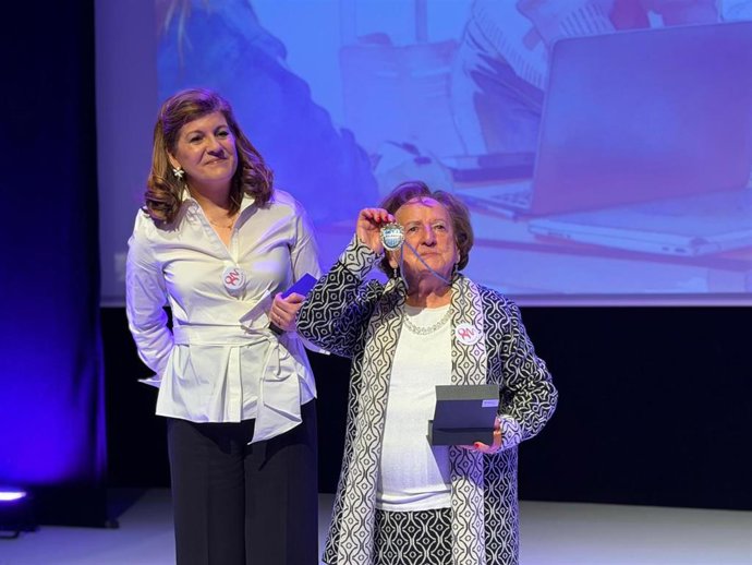 La actual concejal de Igualdad, Azucena Suárez, acompaña a la que fue concejal hace décadas, Juana Barral.
