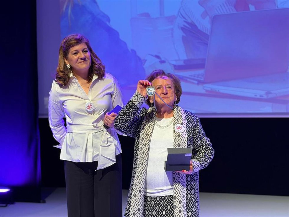 La actual concejal de Igualdad, Azucena Suárez, acompaña a la que fue concejal hace décadas, Juana Barral.