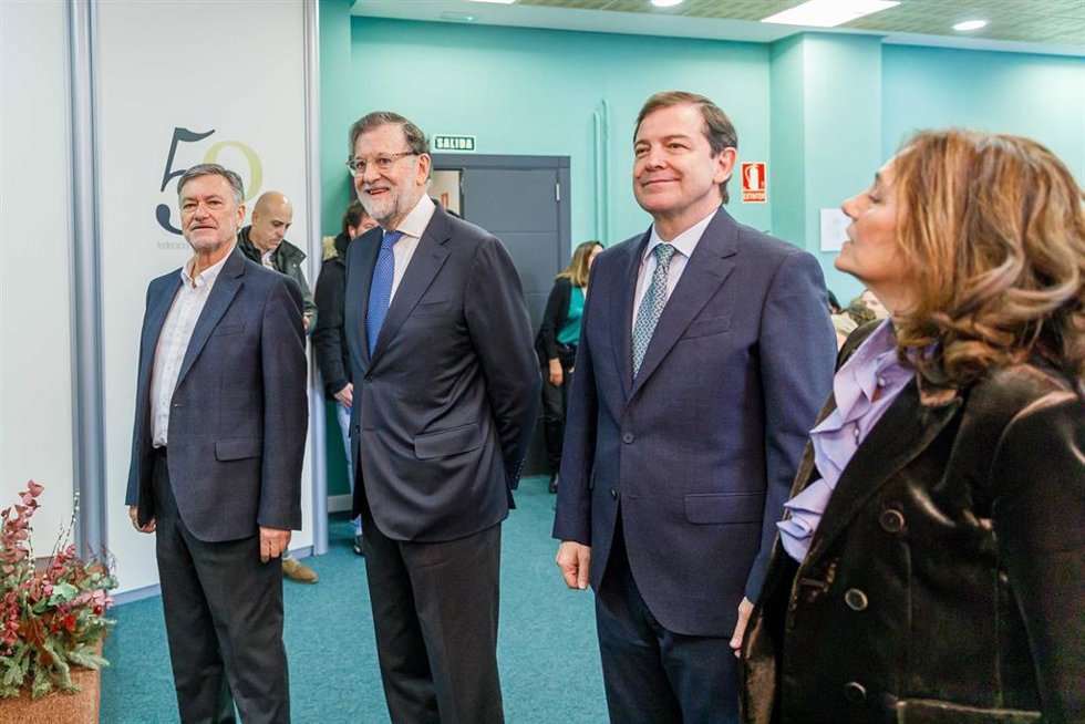 De D a I: La secretaria general de FES, Beatriz Escudero, el candidato del PP a la Junta de Castilla y León, Alfonso Fernández Mañueco, el Expresidente del gobierno, Mariano Rajoy; y el candidato N 1 por el PP de Segovia, Francisco Vázquez