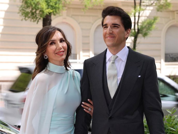 Javier García-Obregón y su madre, Paloma Lago, llegan a la iglesia de San Fermín de los Navarros - ARCHIVO