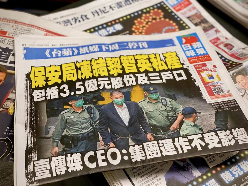 Archivo - El ya desaparecido 'Apple Daily' informa en portada de la detención de su fundador, Jimmy Lai 