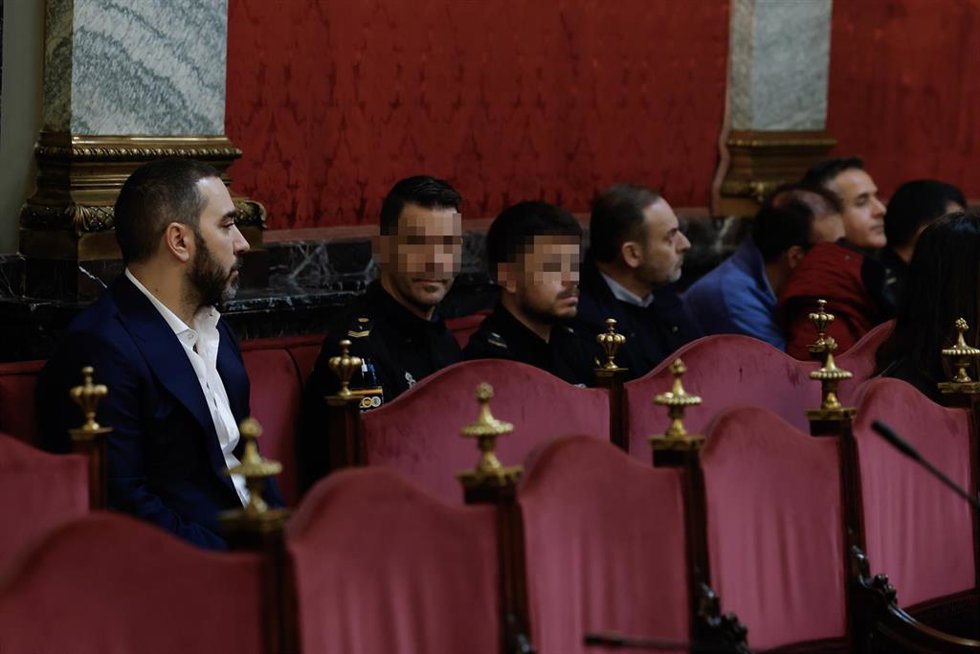 El exministro Jose Luis Ábalos (3d), y el empresario Víctor de Aldama (i), durante la audiencia preliminar en el Tribunal Supremo 