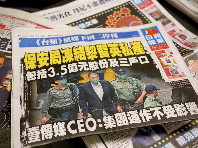 Archivo - May 15, 2021, HONG KONG, CHINA: Apple Daily's copy on May 15, the day after Next Digital founder Jimmy Lai got nearly HK$500 million of assets frozen under the national security law. The headline reads: 'Next Digital CEO: the company's operation