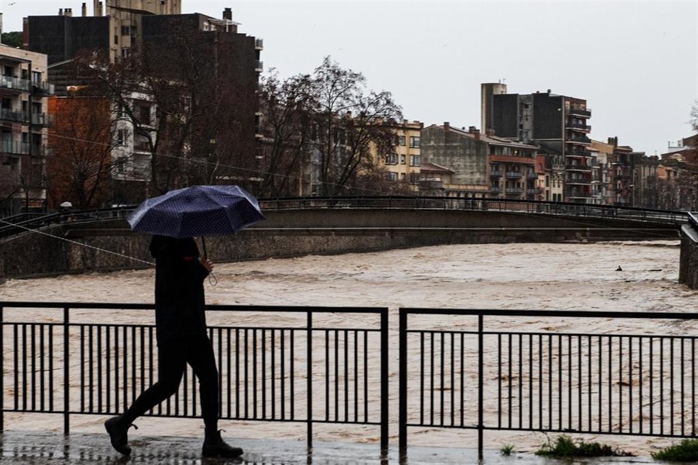 Archivo - Varias personas observan la crecida del río Onyar, a su paso por el centro de la ciudad, a 20 de enero de 2026, en Girona, Catalunya (España). 