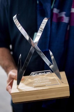 Entrega del Premio Lexus al mejor estand de ARCO 2026 a Proyectos Ultravioleta, a 5 de marzo de 2026, en Madrid (España). Lexus, partner oficial de ARCOmadrid, otorga anualmente el Premio al Mejor Stand y Contenido Artístico para reconocer la excelencia c