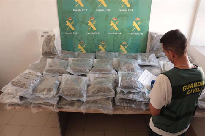 La Guardia Civil desarticula una organización criminal dedicada al tráfico internacional de marihuana, incautando más de cien kilos de marihuana y un vehículo de alta gama en Córdoba.