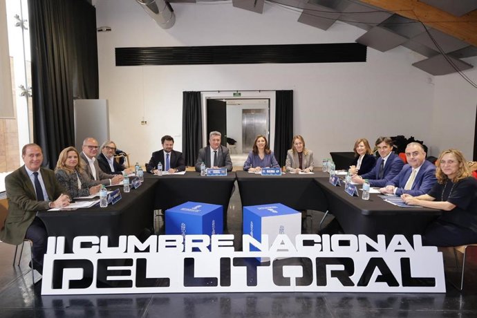 El conseller del Mar y del Ciclo del Agua, Juan Manuel Lafuente (izquierda), con otros representates autonómicos en la II Cumbre Nacional del Litoral.