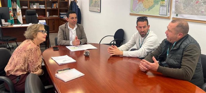 Reunión del diputado provincial de Servicios Públicos Supramunicipales, Gonzalo Domínguez, con representantes del sector de la aceituna de mesa de Sevilla