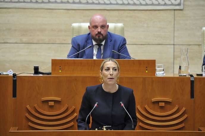 La candidata del PP a la Presidencia de la Junta, María Guardiola, en la tercera sesión del debate de investidura