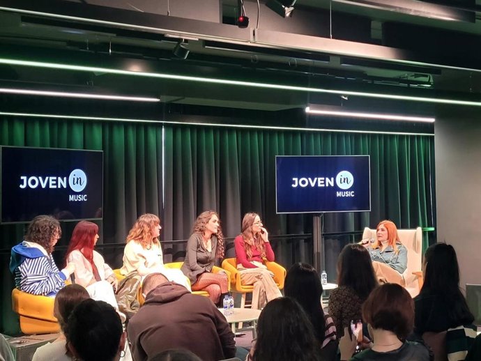Leire Martínez, Zahara, Aldhara, Ainhoa Buitrago, Vicco y Alice Wonder, en el acto 'Breaking the Noise'.