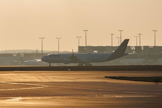 05 March 2026, Hesse, Frankfurt/Main: A Lufthansa plane from Muscat lands at Frankfurt Airport. The first evacuation flight on behalf of the German government landed at Frankfurt Airport early on Thursday morning. Photo: Hannes P. Albert/dpa