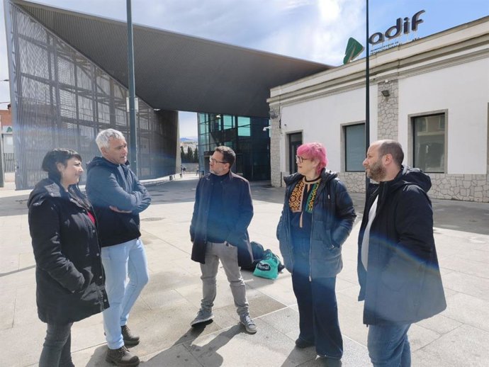 José Ignacio García, de Adelante Andalucía, en el centro en la imagen ante la estación de trenes de Granada