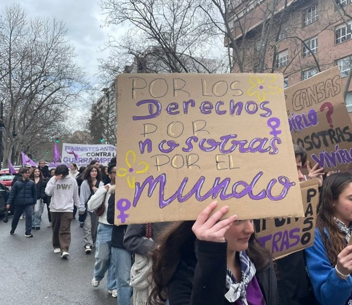 Estudiantes feministas han recorrido este viernes 6 de marzo la ciudad de València, en la previa del 8M, en una marcha contra el machismo y "la guerra imperialista que está perpetrando Estados Unidos e Israel".
