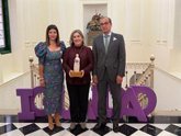 Foto: El Ayuntamiento de Cáceres premia a María Victoria Hernández por su apoyo a las mujeres más vulnerables