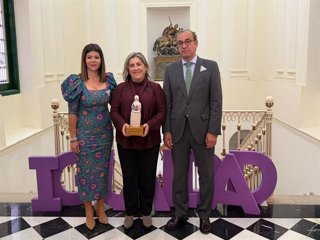 La concejala de la Mujer, Encarna Solís, la premiada con el 8M Mariví Hernández y el alcalde de Cáceres, Rafael Mateos