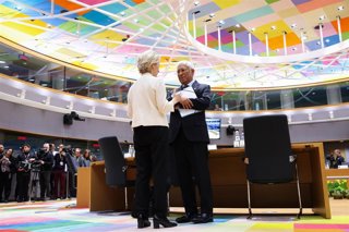 Archivo - Los presidentes del Consejo Europeo y de la Comisión Europea, António Costa y Ursula von der Leyen, conversan en la sala de reuniones de las cumbres de líderes de la UE en Bruselas.
