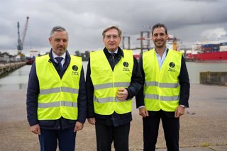 El presidente de la Autoridad Portuaria de Sevilla (APS), Rafael Carmona, junto al vicesecretario de Hacienda, Vivienda e Infraestructura del Partido Popular y diputado en el Congreso, Juan Bravo