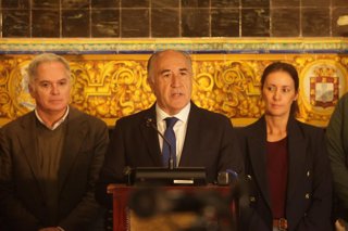 Archivo - El alcalde de Algeciras, José Ignacio Landaluce (c), atiende a los medios de comunicación. A 16 de enero de 2026, en Algeciras (Cádiz, Andalucía, España).