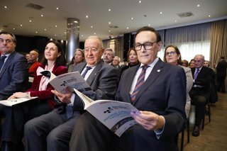  Gómez Villamandos (1d), hojea el libro que 'Diario Córdoba' ha publicado para conmemorar el 25º aniversario del Parque Científico y Tecnológico de Córdoba, recién bautizado como Córdoba TechPark.