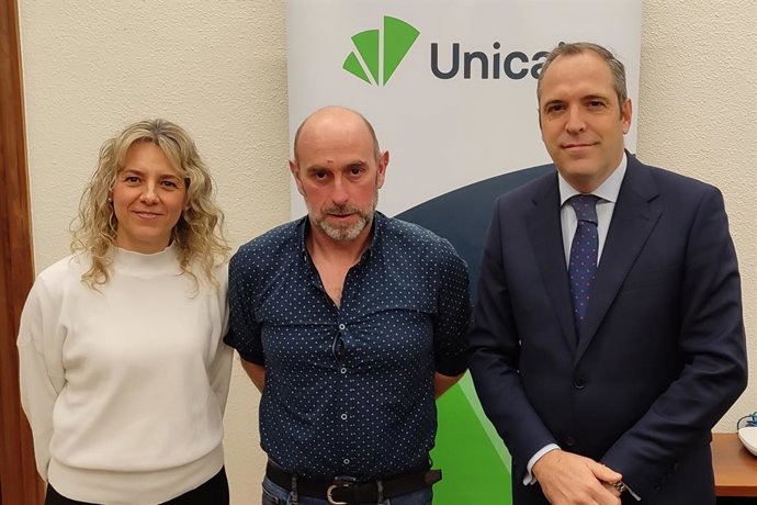 El director territorial Norte de Unicaja, Iñaki Pradera, y el presidente de ASAJA Cantabria, Manuel Herrero