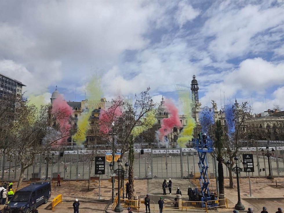 La 'masclet' de la pirotecnia Pibierzo en la Plaza del Ayuntamiento de Valncia