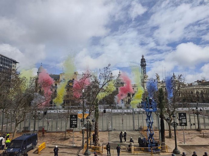 La mascletà de la pirotècnia Pibierzo en la Plaça de l'Ajuntament de València
